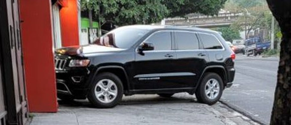 Denuncian a conductor que bloquea paso peatonal al estacionar indebidamente su vehículo