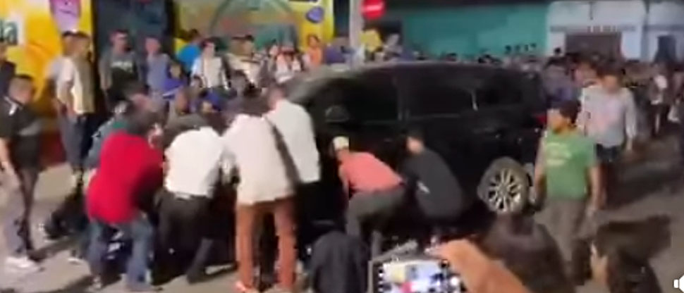Critican a feligreses por mover a la fuerza vehículo que obstruía procesión de Virgen de Candelaria