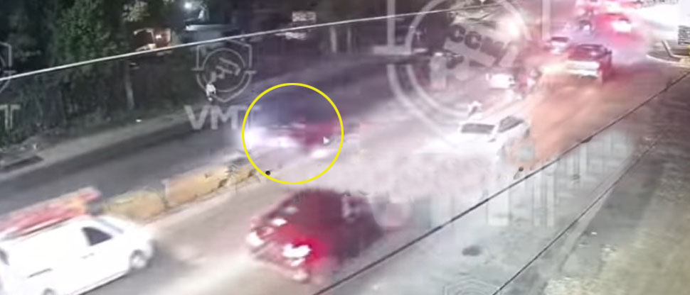 Captan momento cuando conductor choca contra separadores en carretera Los Chorros