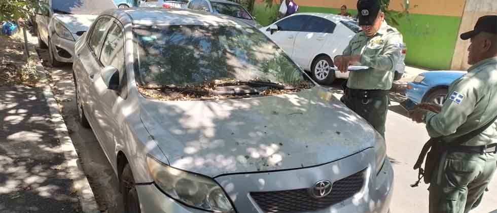 ¡Lo mueve o se lo llevan!: Dueños de carros abandonados tienen 24 horas para retirarlos