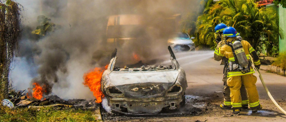 Fallas eléctricas en vehículo provoca que incendio lo reduzca a cenizas