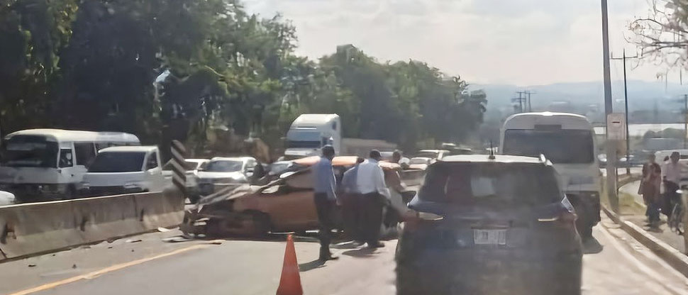 Reportan fuerte choque en carretera Panamericana Este