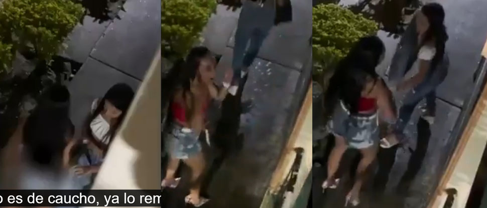 Mujer recibió un baldazo de agua fría tras ser descubierta orinando en plena calle