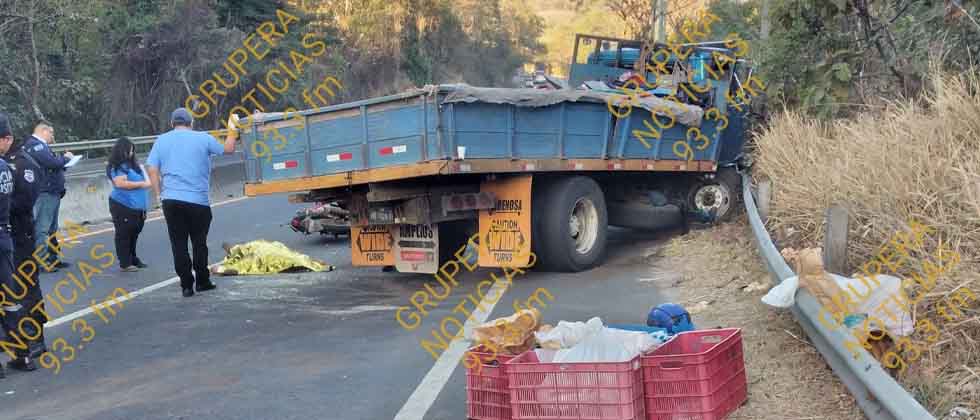 Panadero muere tras impactar contra un camión en Sonsonate