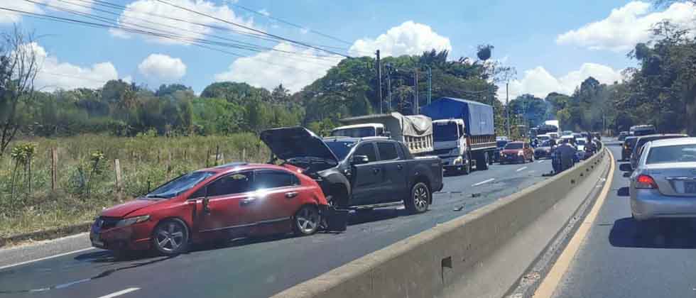 Al menos cuatro lesionados tras fuerte choque en carretera a Santa Ana