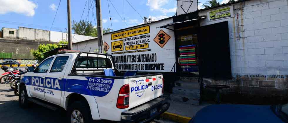Escuelas clausuradas regresarán dinero a salvadoreños con trámites pendientes