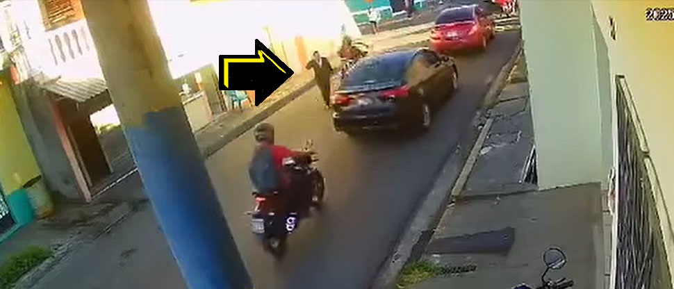 Mujer distraída con el celular es atropellada por motociclista a excesiva velocidad
