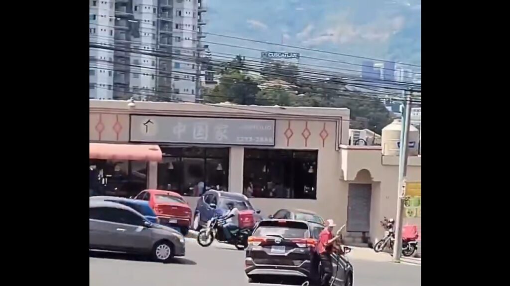 «Se llevó la manguera»: conductor arranca manguera de gasolina en San Salvador