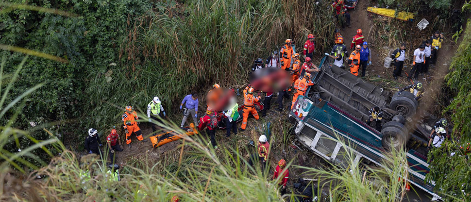 Sube a 51 el número de pasajeros fallecidos tras caer bus a barranco en Guatemala