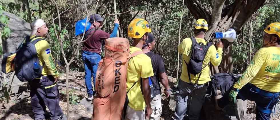 Rescatan a 13 personas que realizaban senderismo en El Hoyón, Usulután