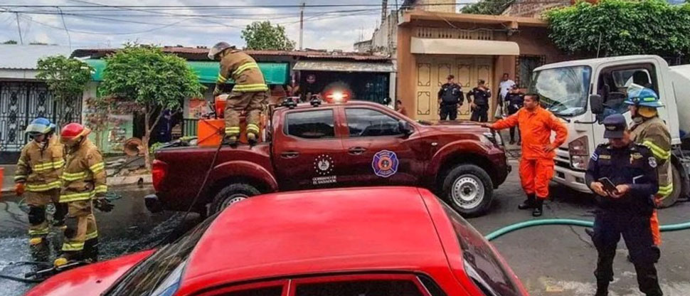 Bomberos sofocan incendio en vivienda de Cojutepeque