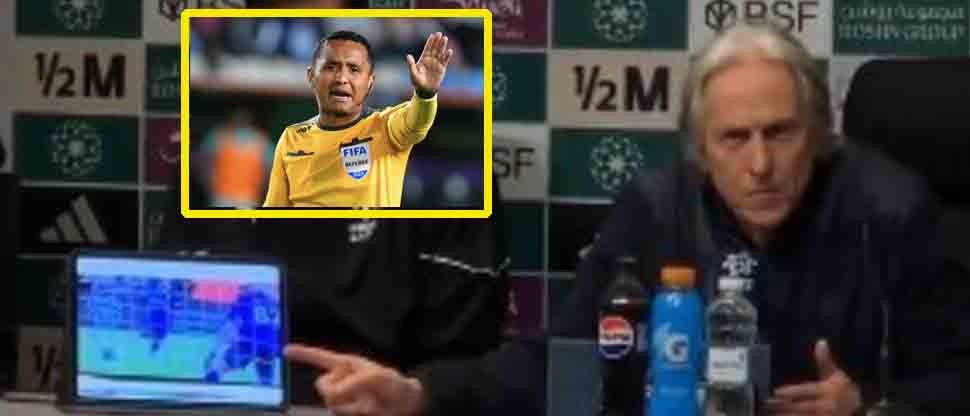Técnico de Al-Hilal llevó una tablet a la conferencia para criticar el arbitraje de Iván Barton