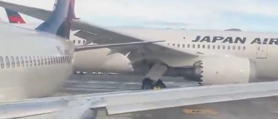 Avión de Japan Airlines choca con avión de Delta estacionado en aeropuerto de Seattle