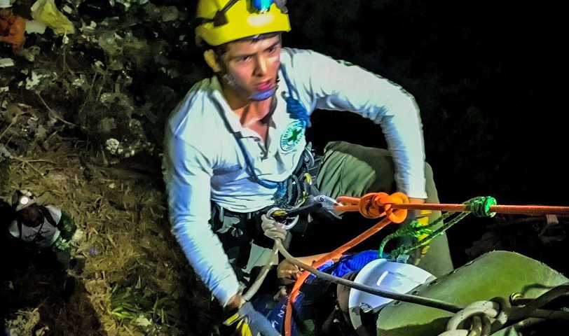Rescatan a mujer que cayó en un barranco de 25 metros de profundidad en San Salvador