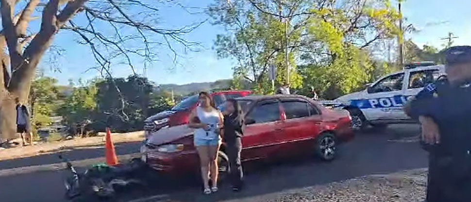 Motociclista y su acompañante terminan en el hospital tras ser arrollados por una conductora