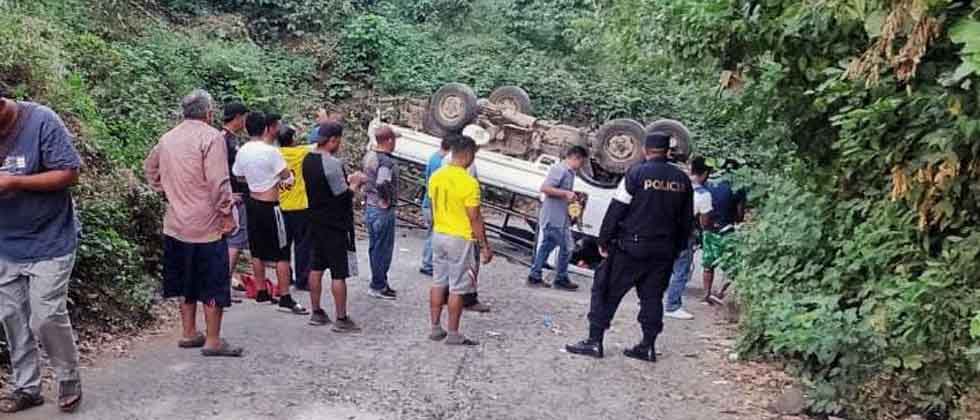 Al menos 15 personas lesionadas tras vuelco de pickup en Usulután