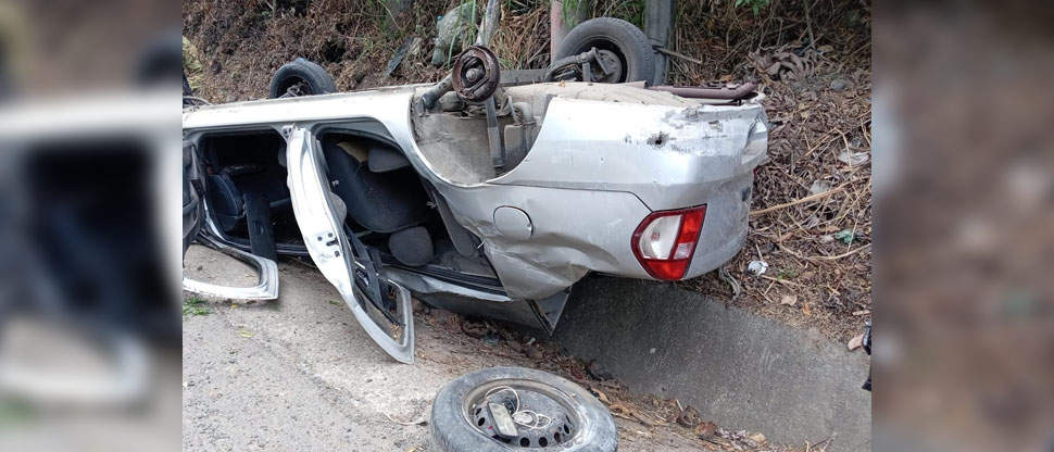 Vehículo vuelca y deja dos lesionados en carretera Panamericana