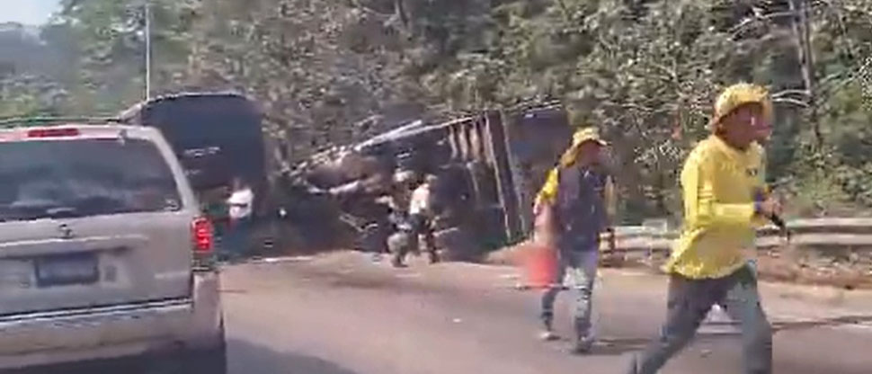 Fuerte accidente de tránsito entre un autobús y camión en carretera a Los Chorros