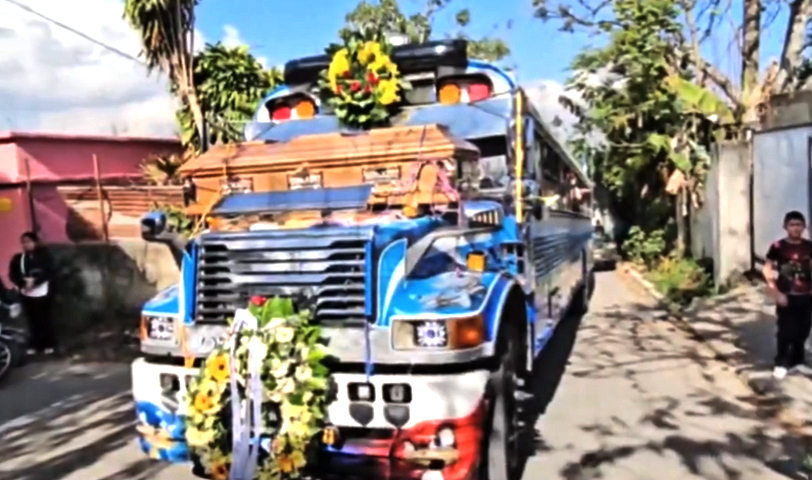 Último viaje: sepultan a motorista y ayudante fallecidos en accidente de bus en Guatemala
