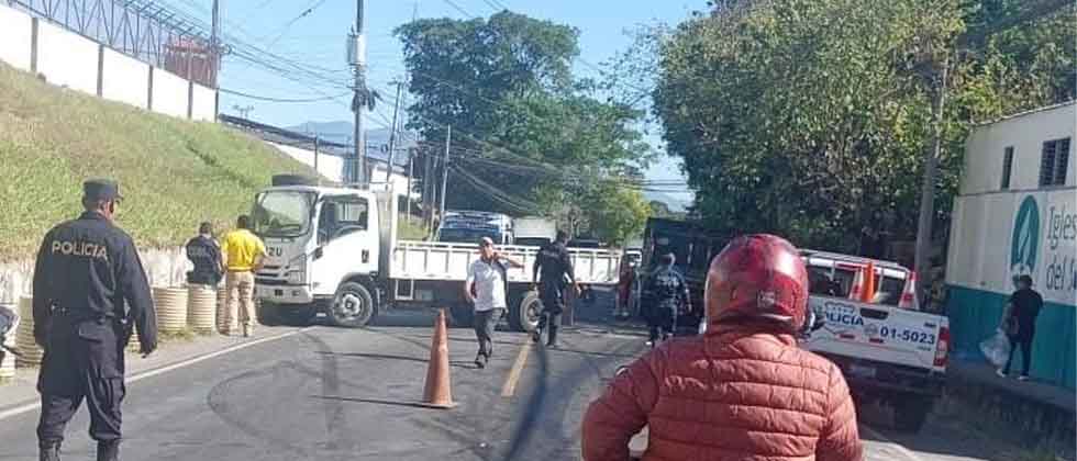 Camión sin frenos se accidenta dejando dos personas lesiondas en calle a Mariona