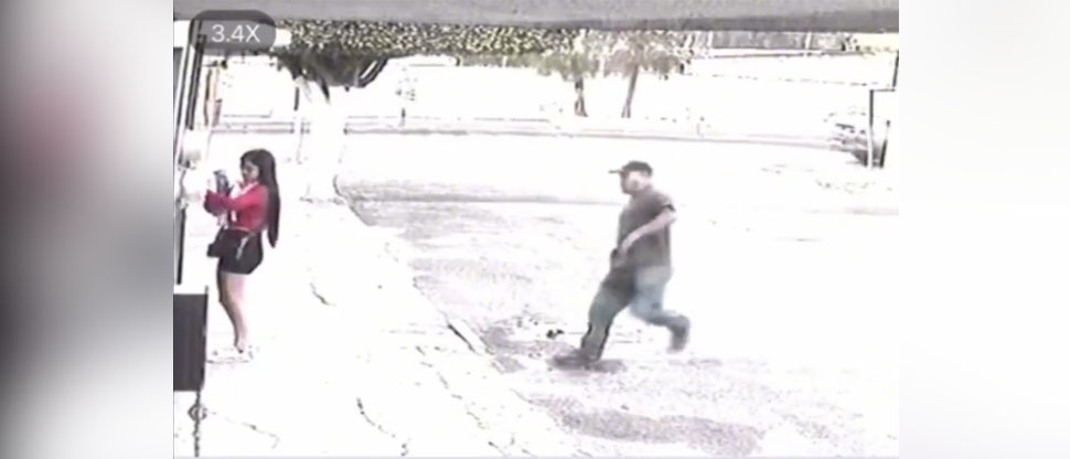 México: hombre baja de su carro y ataca a joven en una de sus pompis