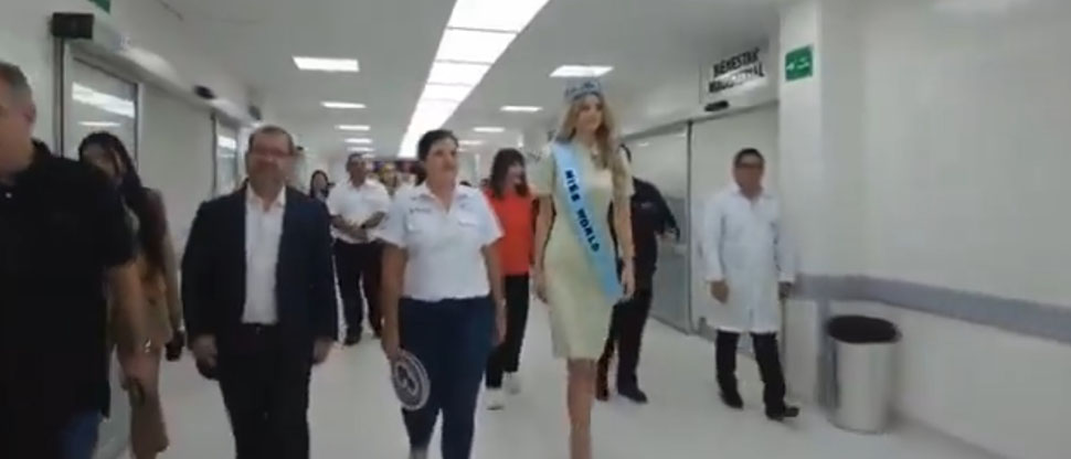 Miss Mundo Krystyna Pysková: realiza recorrido en Hospital Zacamil