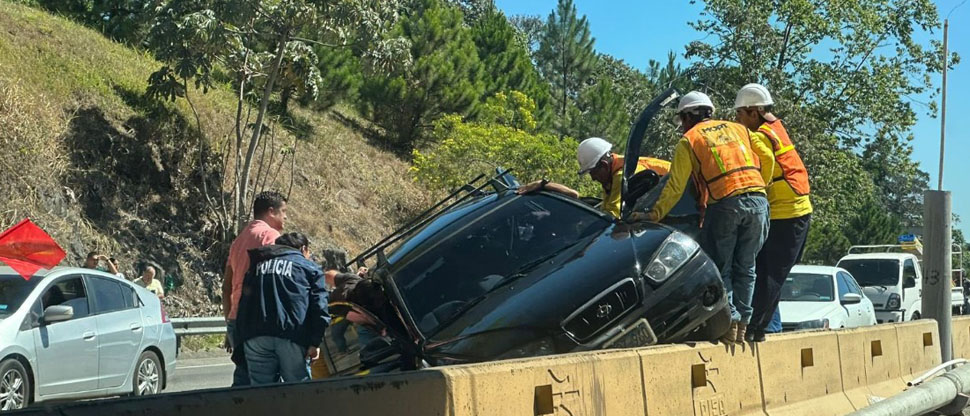 Conductor pierde el control y choca con separadores en la Monseñor Romero