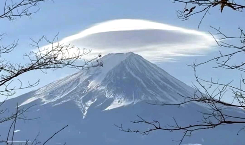 Sorprendente: nube lenticular se posicionó en la cumbre del Monte Fuji, Japón