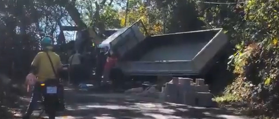 Camión con materiales de construcción se accidenta en Morazán