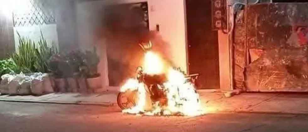 Vecinos se cansan del escandaloso ruido de una moto y le prenden fuego