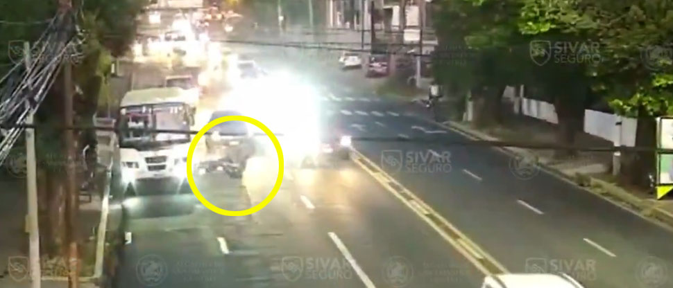 Motociclista distraído choca con parte trasera de un autobús