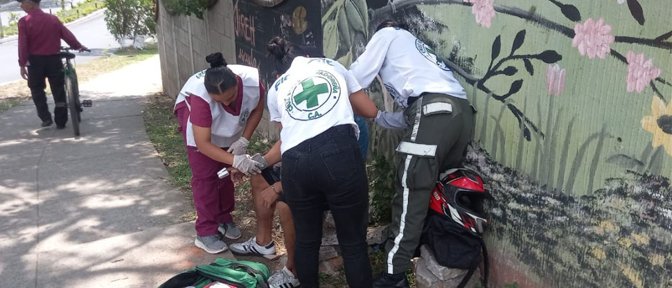 Socorristas auxilian a motociclista que fue embestido por un vehículo en Lourdes, Colón