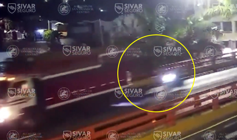 Captado en video: motociclista a toda velocidad se estrella contra un camión en San Salvador