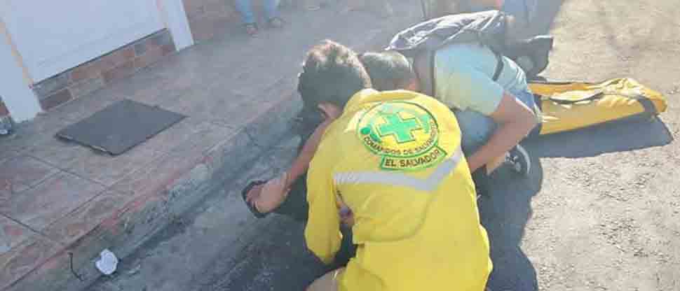Motociclista resulta lesionada tras ser impactada por otro conductor