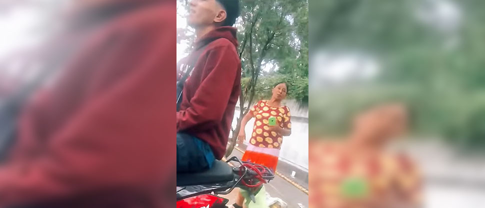 Mujer que cobra por cuidar parqueos en la calle muestra su enojo contra varios motociclistas