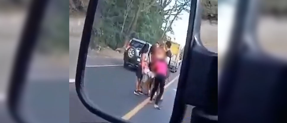 Mujeres se van a los jalones de cabello por el supuesto amor de un mismo hombre en Apopa