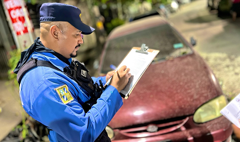 Notifican a dueños de vehículos por abandonarlos en la vía publica en colonia capitalina