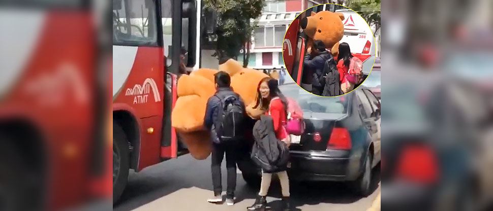 No le alcanzó para el taxi por regalarle un peluchote a su novia