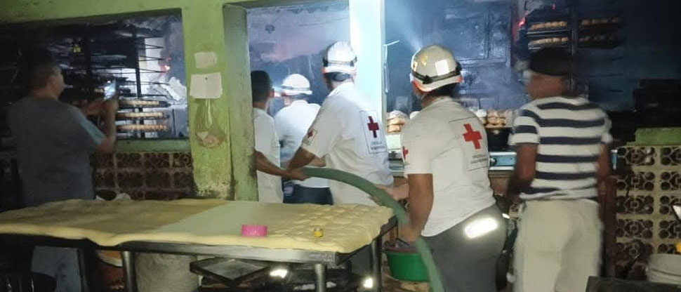 Cruz Rosa Salvadoreña se suma a labores de sofocar incendio en una panadería de Ilobasco