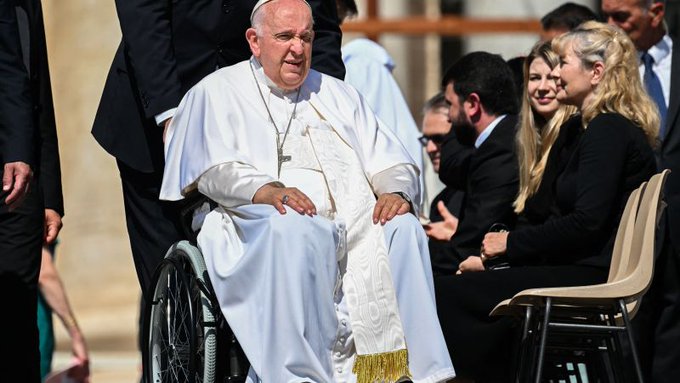 Papa Francisco sufre crisis respiratoria y requiere trasfusiones de sangre