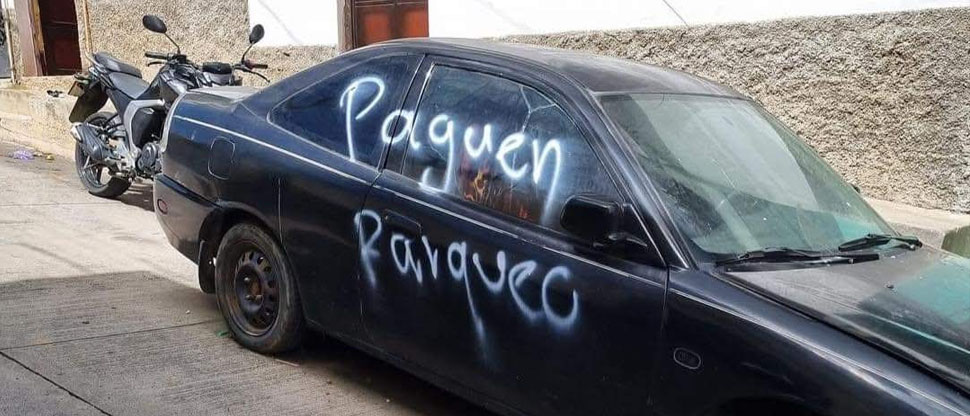 Ciudadano se cansa de conductor “necio” que estaciona su vehículo en la vía pública