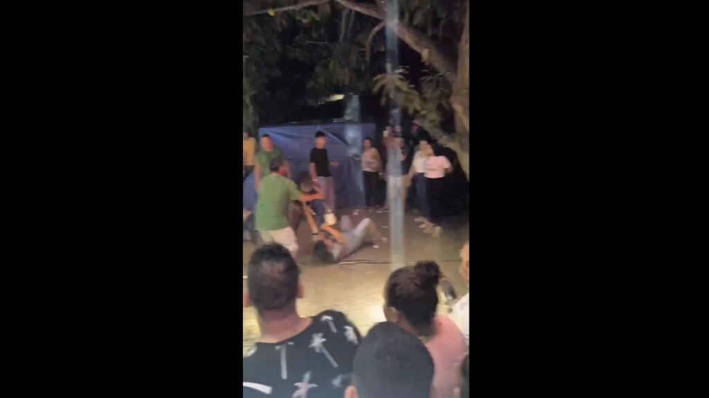 VIDEO: Fiesta termina en épica pelea en Jiquilisco