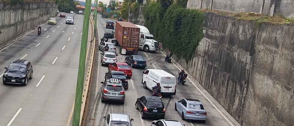 Rastra accidentada bloquea el paso sobre bulevar Monseñor Romero
