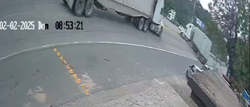 Captan momento de aparatoso choque entre dos rastras