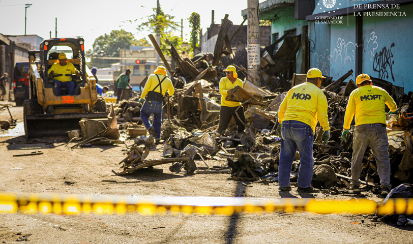 Remueven escombros que dejó incendio estructural en chatarrera de San Salvador
