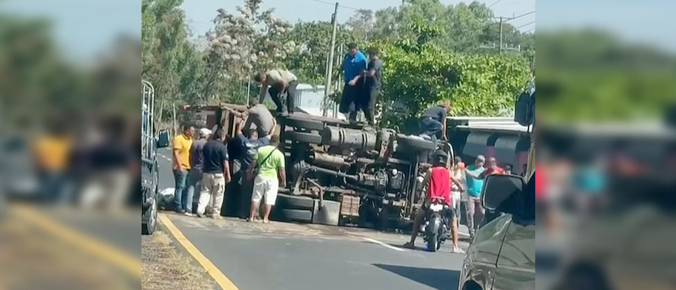 Conductor de camión queda atrapado tras volcar en San Vicente