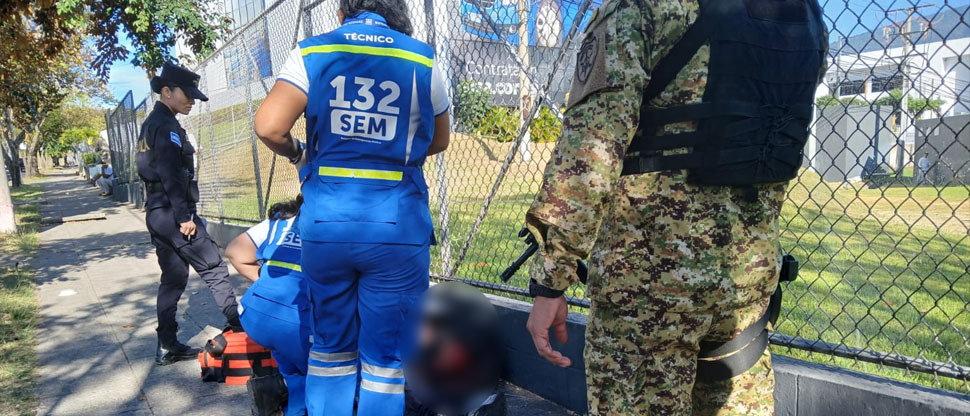 Auxilian a hombre que fue atropellado mientras cruzaba la calle en Santa Tecla