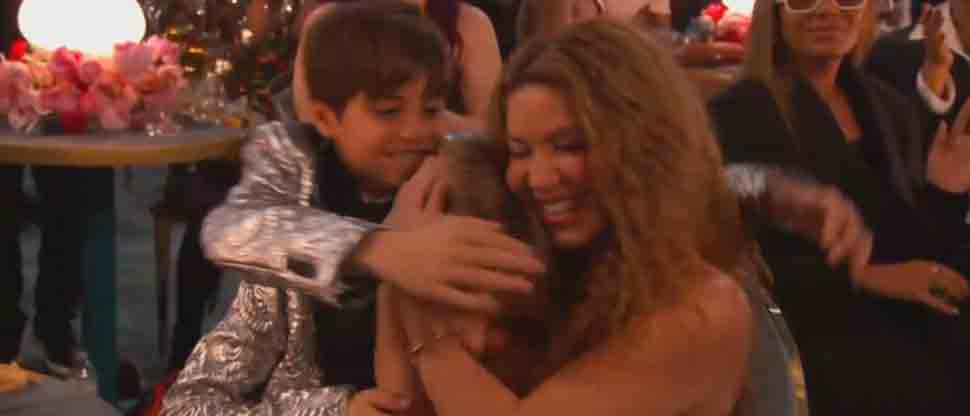 Viralizan momento que hijos de Shakira felicitan a su mamá tras ganar Grammy a mejor álbum