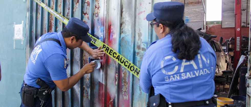 Cierran taller por falta de permisos y por tener carros en la calle
