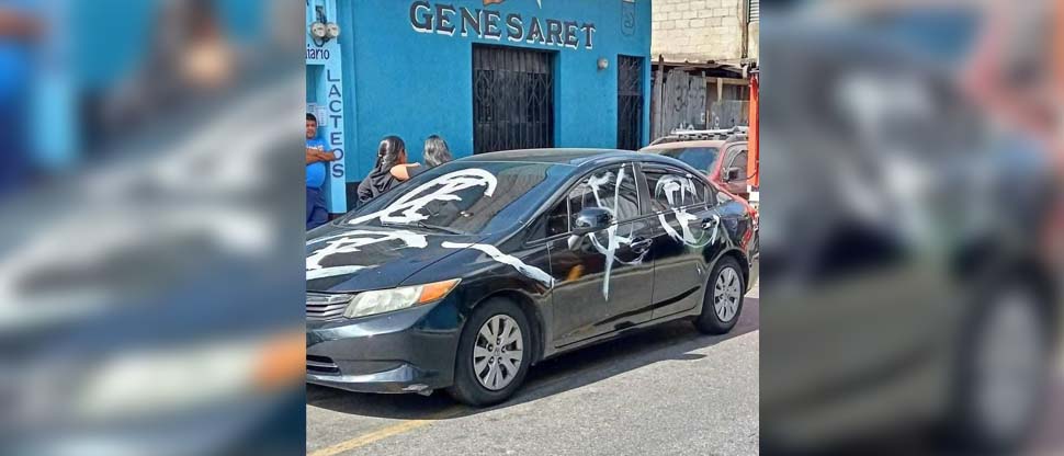 Le mancharon su vehículo por dejarlo estacionado frente a un negocio